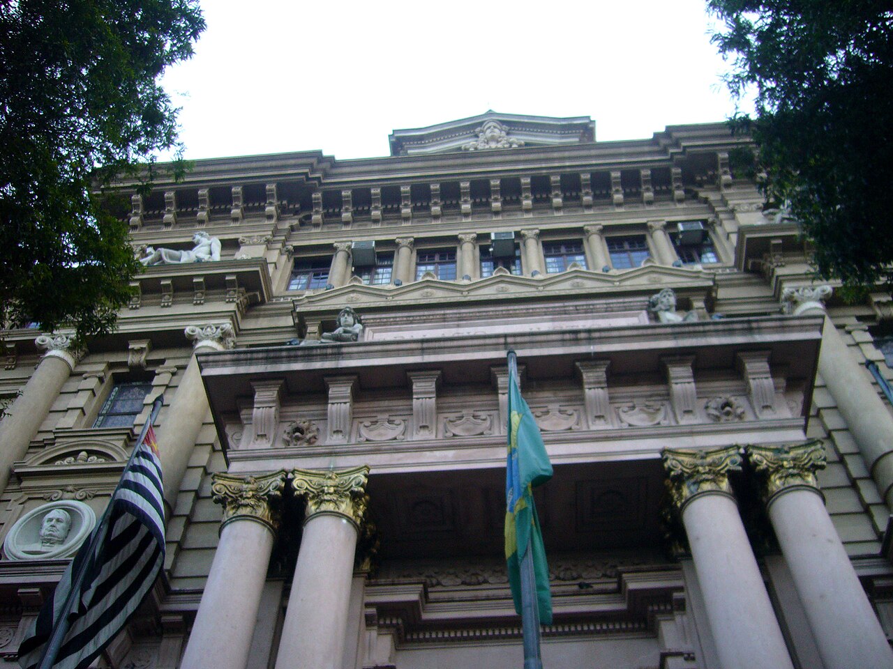 Fachada do Palácio da Justiça de São Paulo, com colunas e bandeiras brasileira e paulista